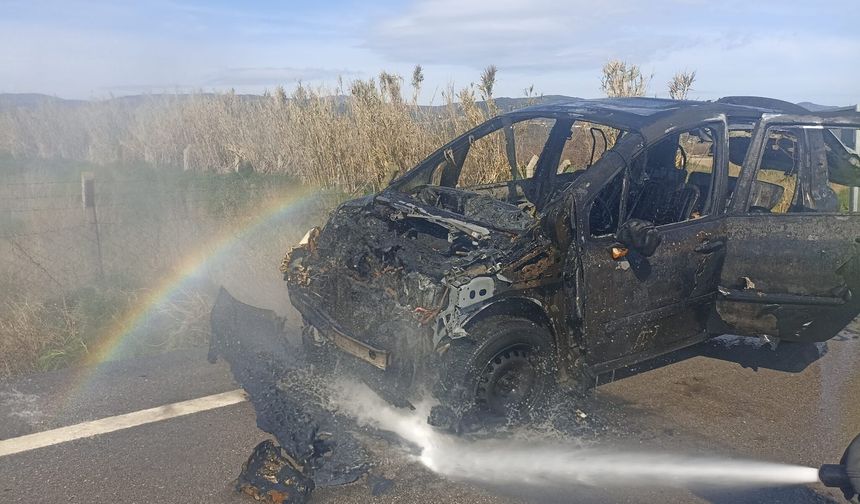 Erdek'te Korkutan Yangın! Yol Ortasında Yanan Araçtan Geriye Demir Yığını Kaldı
