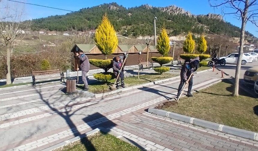 Dursunbey Belediyesi Park ve Bahçelerde Temizlik ve Düzen Çalışmalarını Sürdürüyor