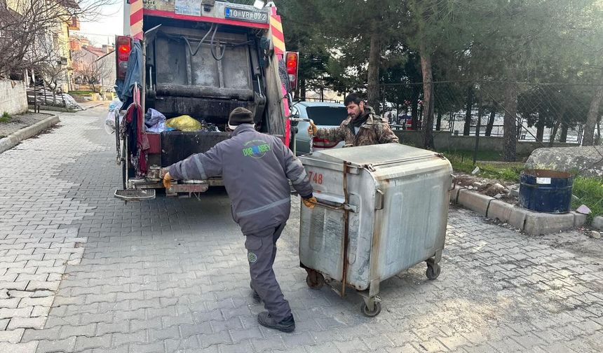 Dursunbey'de Temizlik Mesaisi: Belediye Ekipleri Sahada