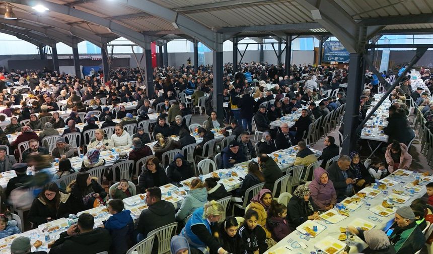 Balya'da gönüller bir oldu... Büyükşehir'in iftar serisinde sırada Balya vardı