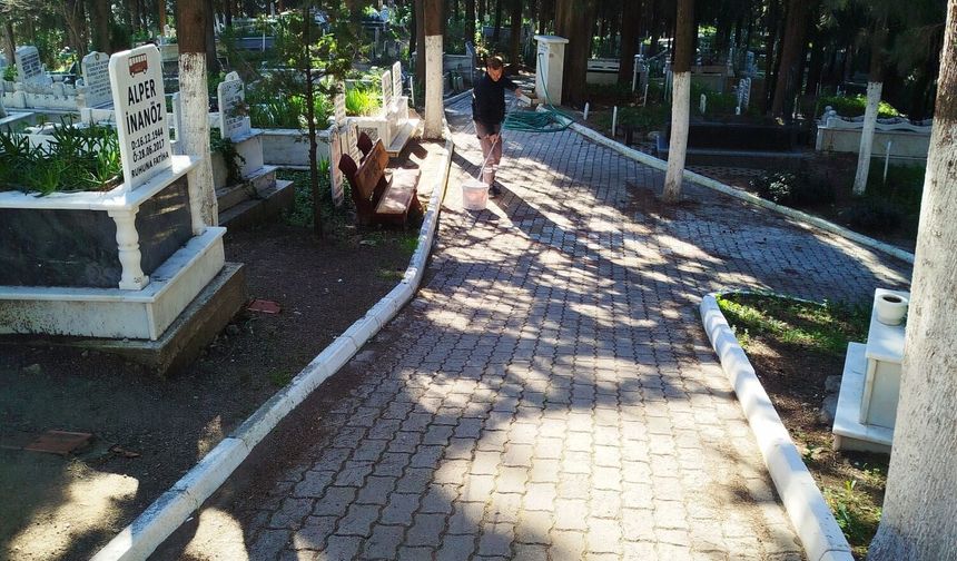 Edremit’te Bayram Hazırlığı Başladı: Mezarlıklarda Kapsamlı Bakım ve Temizlik Seferberliği