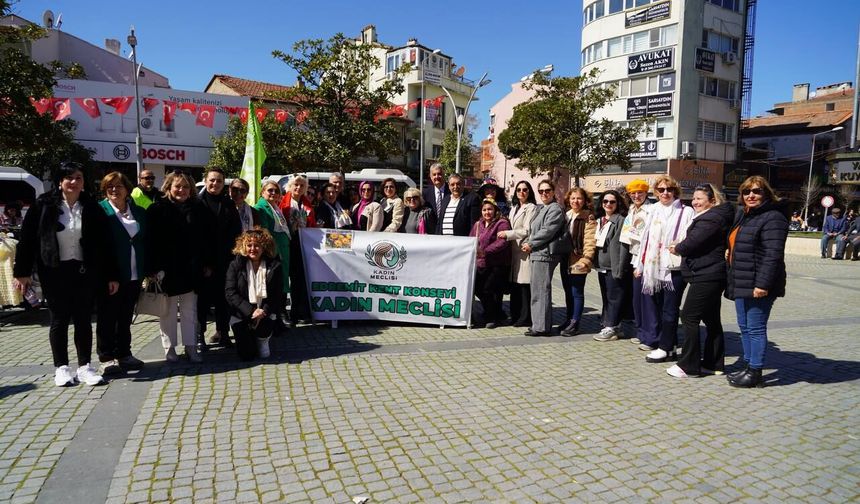 Edremit’te 8 Mart’a Anlamlı Etkinlik: Cumhuriyet Meydanı’nda Tohum Dağıtıldı