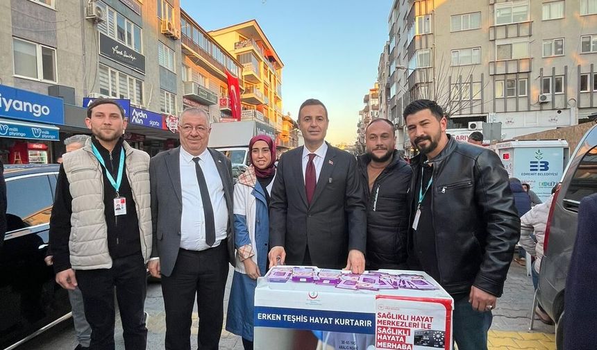 Edremit Cumhuriyet Meydanı’nda Sağlık Bilgilendirme Standı Kuruldu