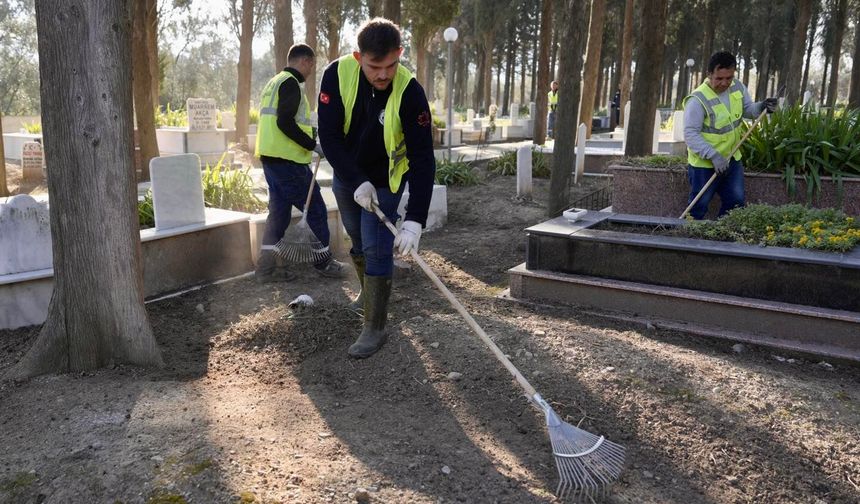 Burhaniye’de Bayram Öncesi Büyük Temizlik: 51 Mezarlık Alanı Ziyarete Hazırlanıyor