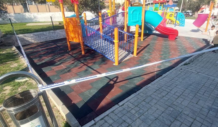 Edremit’te Çocuk Parklarına "Güvenli" Dokunuş: Zeminler Yenileniyor