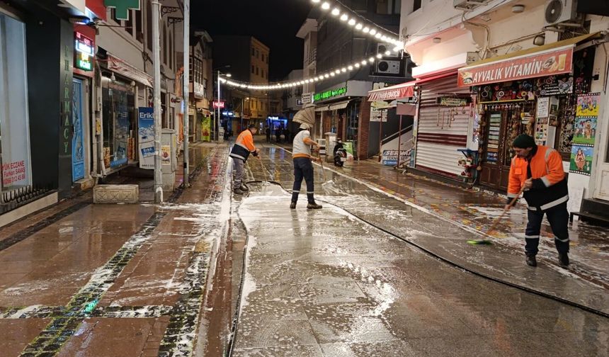 Ayvalık’ta Bayram Temizliği: Meydan ve Caddeler Köpüklü Suyla Yıkandı