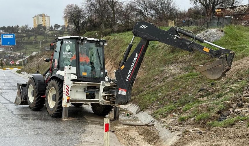 Dursunbey'de Yağış Önlemi: Ekipler Mazgal Temizliği İçin Sahada!