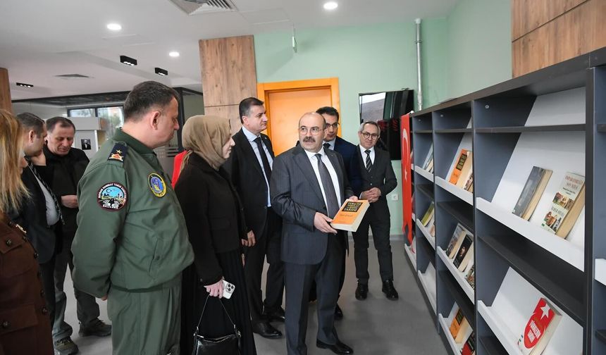 Vali Ustaoğlu Öğrencilerle Buluştu: Balıkesir’de Kütüphane Haftası Renkli Görüntülerle Başladı