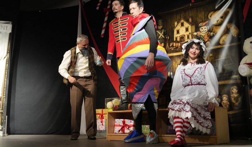 Burhaniye’de Tiyatro Şöleni: "Oyuncakçı Dükkanı" İlk Perdesini Açtı! (29 Mart Etkinlik Rehberi)