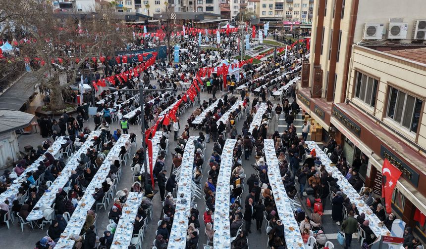 Zağnos Paşa Meydanı’nda tarihi iftar: 30 bin kişi aynı sofrada