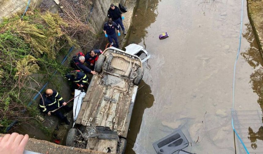 Giresun Tirebolu'da Feci Kaza: Hafif Ticari Araç Dereye Devrildi, 3 Ölü, 2 Yaralı