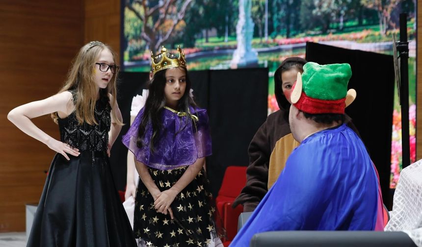 Bandırma’da Miniklere Tiyatro Sürprizi: "Ay Işığı Adası" Sahne Aldı!