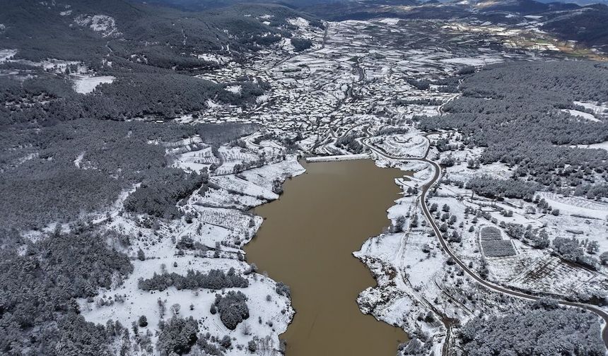 Sındırgı'da Barajlar Doldu: Yaylabayır'da Kartpostallık Kar Manzaraları!