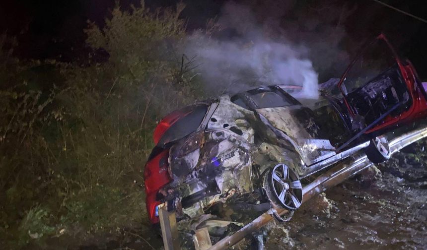 Bilecik Osmaneli'de Korkutan Kaza! Otomobil Bariyerlere Çarpıp Alevlere Teslim Oldu!