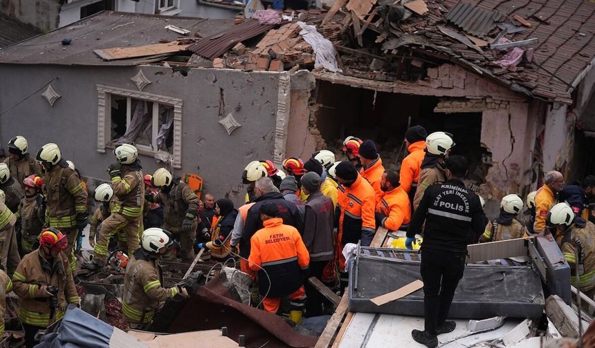 SON DAKİKA: İstanbul Fatih'te 2 Bina Birden Çöktü! Göçük Altından İlk Kurtuluş Haberi Geldi! Ekipler Seferber Oldu!