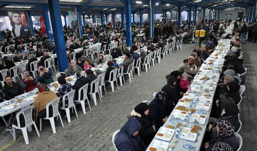 Büyükşehir'in iftar sofrası bu kez Altıeylül'de kuruldu