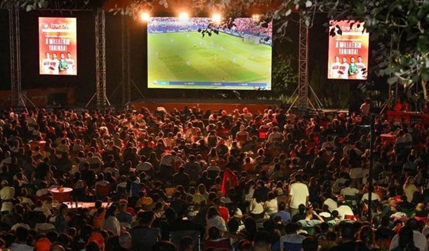 Burhaniye’de "Milli Maç Heyecanı" Meydanlara Taşıyor! A Milli Takım’ın Kader Maçı Dev Ekranlarda!