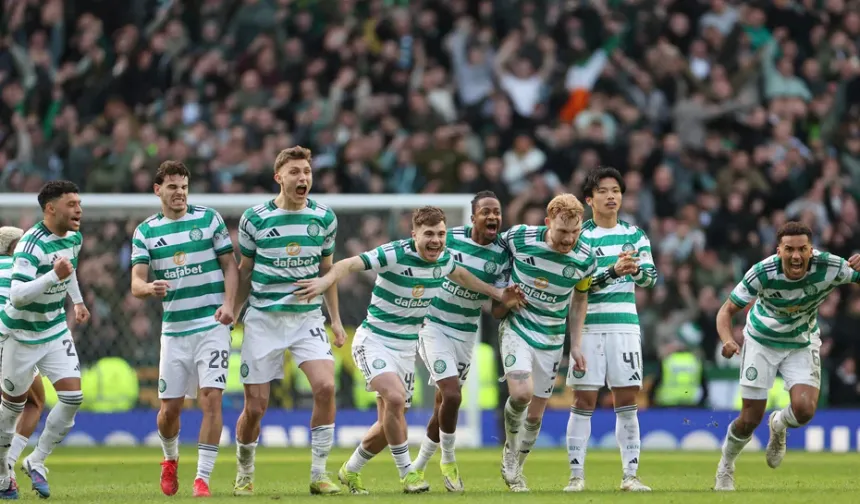 İskoçya'da Ortalık Karıştı! "Old Firm" Derbisinde Taraftarlar Sahaya İndi: Arbede Anları!