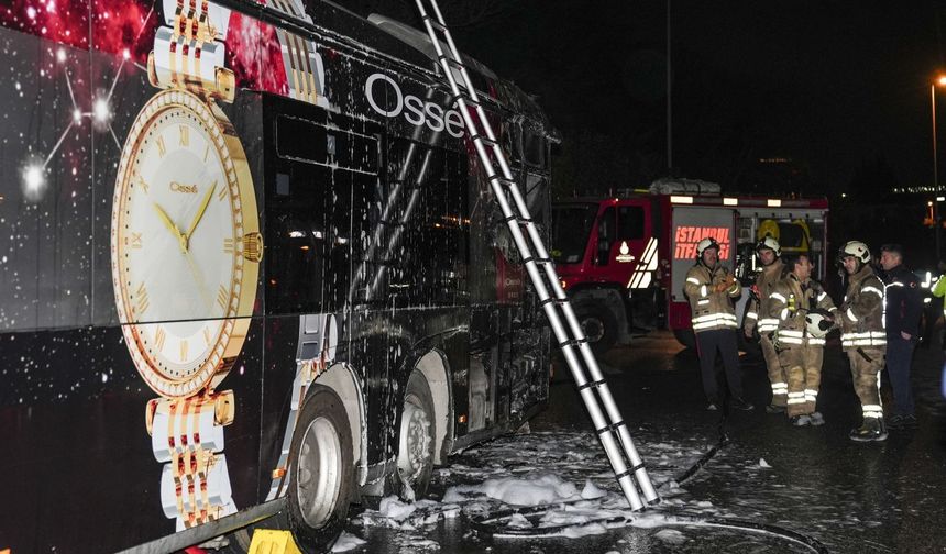 İstanbul'da Metrobüs Yangını! Yolcular Son Anda Kurtarıldı