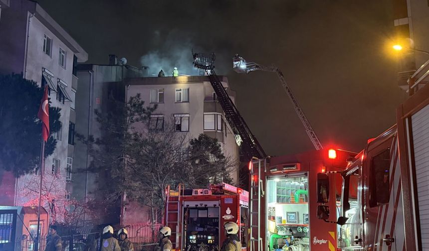 Üsküdar Bulgurlu’da Korkutan Yangın: 5 Katlı Binanın Çatısı Kül Oldu!