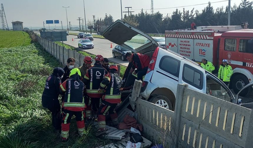 Bandırma - Bursa Yolunda Feci Kaza! 2 Kişi Yaralandı!