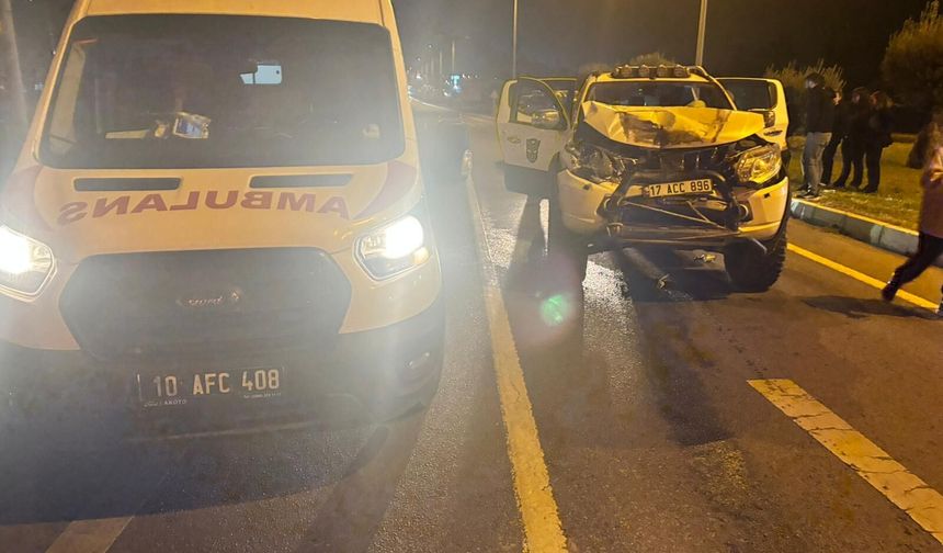 Balıkesir Edremit'te Can Pazarı! Araç Çamlıbel Kavşağında Kaza Yaptı: İtfaiye Ekipleri Zamanla Yarıştı!