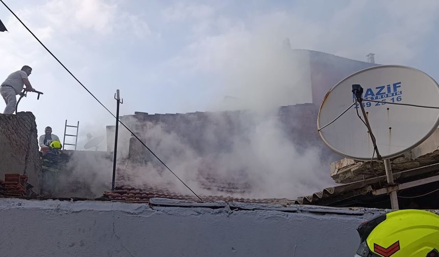 Balıkesir Altıeylül'de Korkutan Yangın! Gümüşçeşme Mahallesi'nde Müstakil Evin Çatısı Alevlere Teslim Oldu