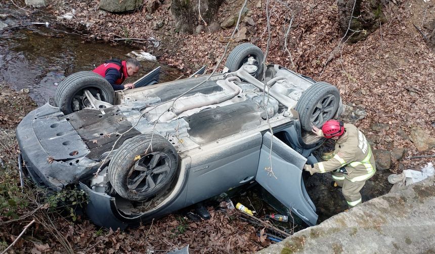 Edremit’te Film Sahnesi Gibi Kaza! Fren Yerine Gaza Basınca Köprüden Dereye Uçtu: 5 Yaralı!