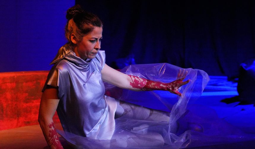 Ayvalık’ta Dünya Tiyatro Günü’nde “Müdahil”e Yoğun İlgi