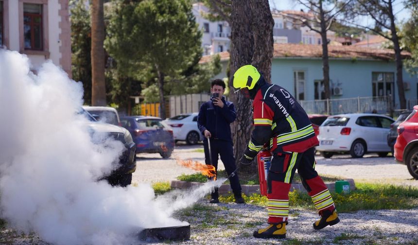Ayvalık'ta Nefes Kesen Tatbikat! Belediye Personeli Alevlerle Mücadele Etti!