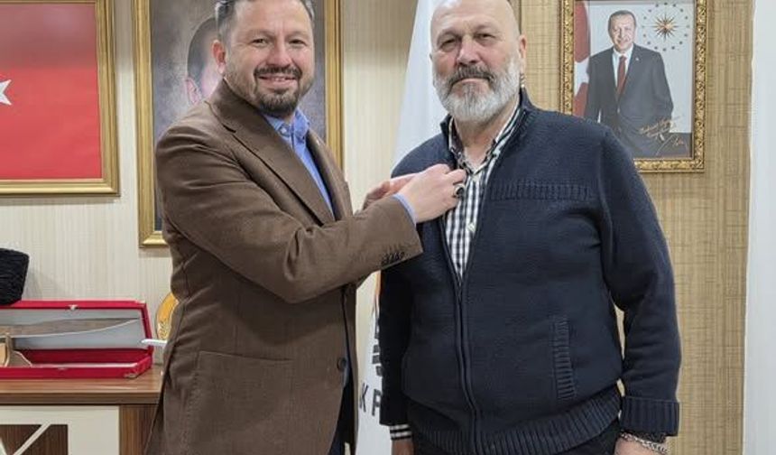 AK PARTİ'DE SİYASETE BAŞLADI, DÖNDÜ DOLAŞTI, YENİDEN AK PARTİ ROZETİ TAKTI