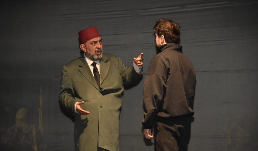 Dursunbey’de Anlamlı Gece: Ahmet Yenilmez’in "Firavunla Yüz Yüze" Oyunu Mest Etti