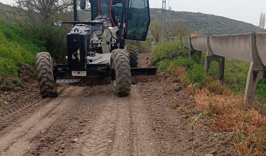 Bigadiç Salmanlı Mahallesi'nde arazi yolları düzenleniyor