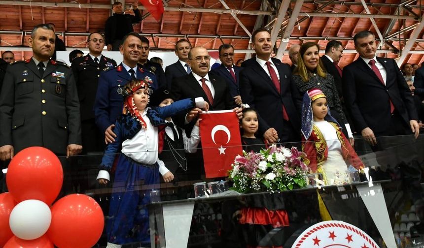 BALIKESİR'DE 23 NİSAN KUTLAMALARI... ÖĞRENCİLER VE VELİLER SAHNEDE