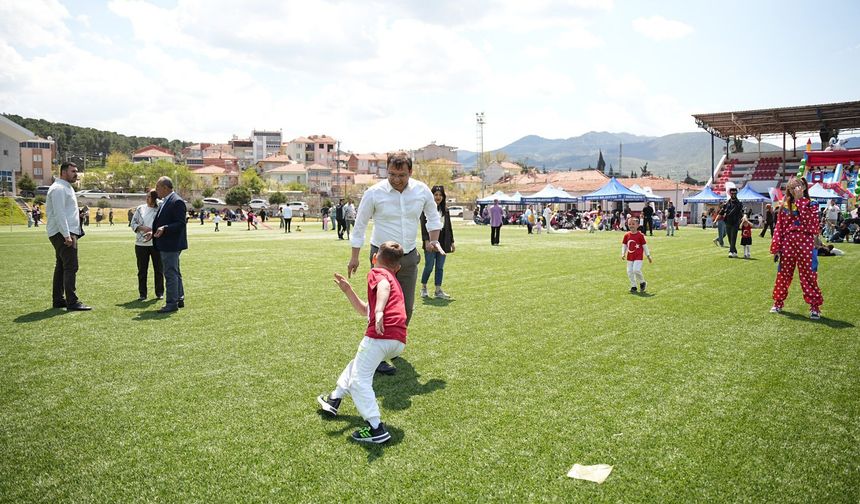 Sındırgı Semaları Rengarenk! Başkan Serkan Sak Miniklerin Uçurtma Heyecanına Ortak Oldu