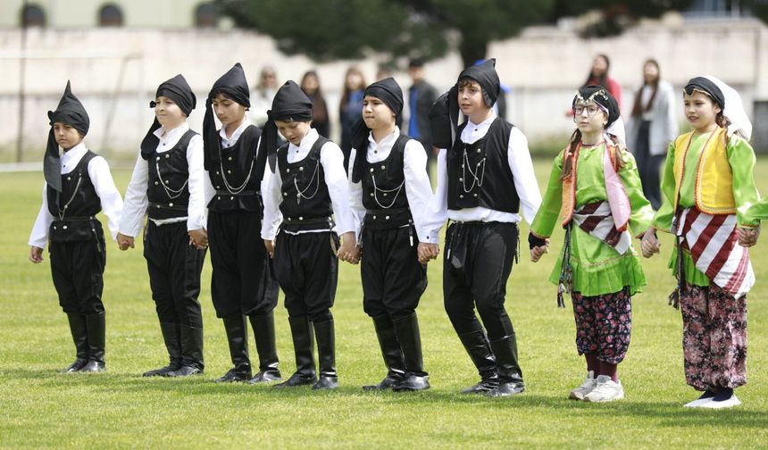 Burhaniye’de 23 Nisan’ın 106. Yılı Coşkuyla Kutlandı: 8 Eylül Stadı’nda Görkemli Tören