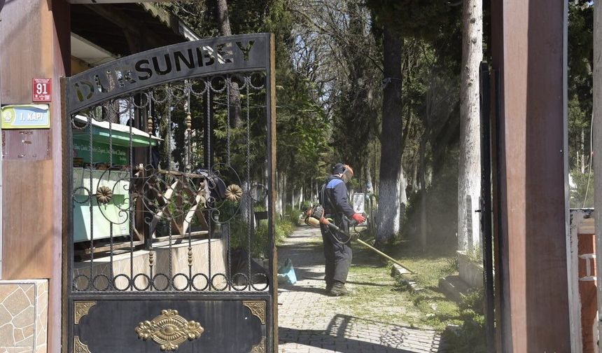 Dursunbey’de Bayram Hazırlığı: İlçe Mezarlığında Temizlik Mesaisi Başladı