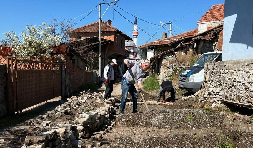 Bigadiç Belediyesi Adalı Mahallesi'nde Yol Çalışmalarına Hız Verdi