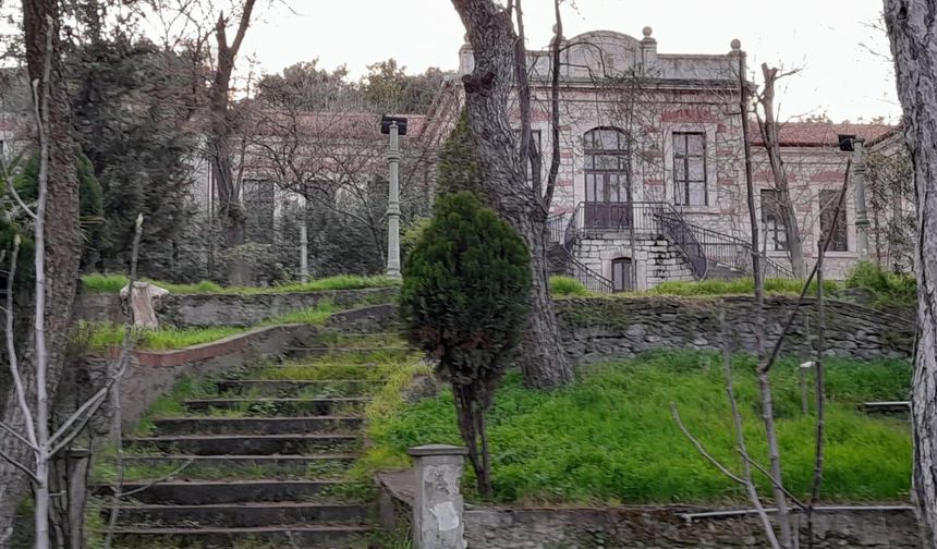 Balıkesir'in bir tarihi değeri daha çürüyor!