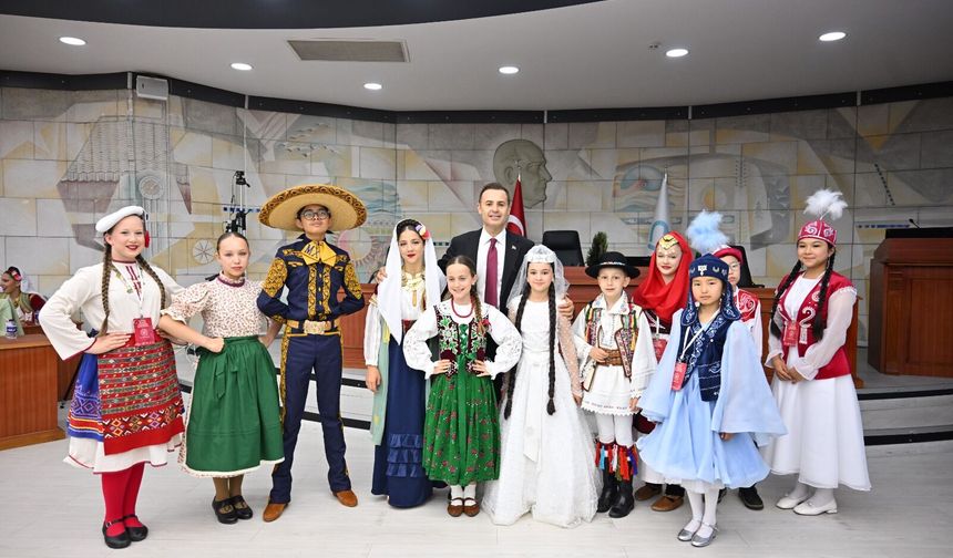 Dünyanın renkleri Balıkesir'de... 2. Uluslararası Çocuk Festivali başladı