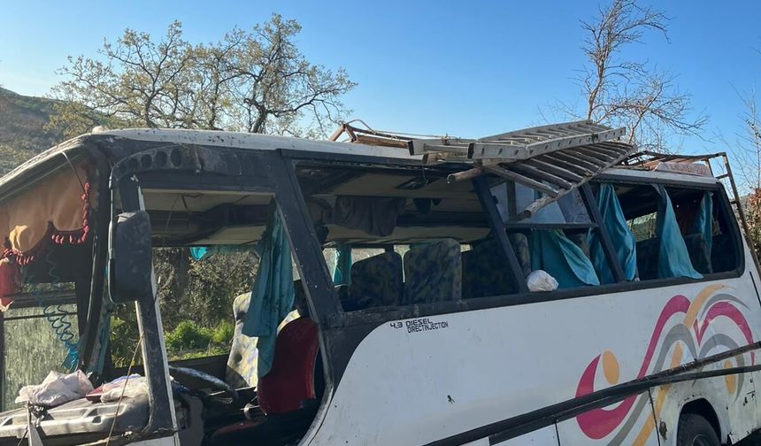 Adana’da Korkutan Kaza! Tarım İşçilerini Taşıyan Midibüs Devrildi: Çok Sayıda Yaralı Var!