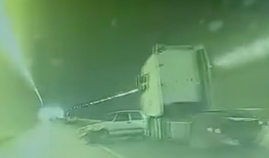 Adana’da Tünel İçinde Dehşet Anları! Tır Otomobili Biçti, Araç Kamerası Saniye Saniye Kaydetti: İşte Görüntüler: