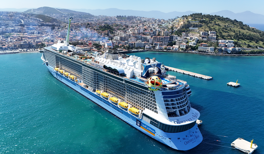 ÜÇ KRUVAZİYER, BİNLERCE TURİST: EGE LİMANLARINDA YOĞUNLUK