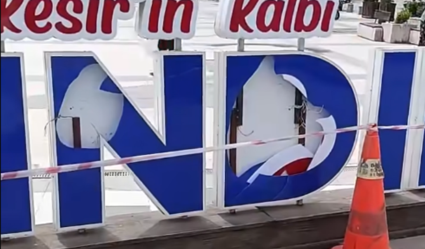 Sındırgı'da kamu malına saldırı! Başkan Sak: İlçem adına çok üzülüyorum