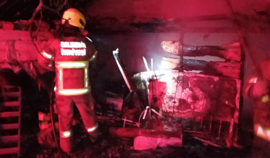 Manyas’ta Korkutan Yangın! Alevler Depoyu Sardı: İşte Olay Yerinden İlk Görüntüler...