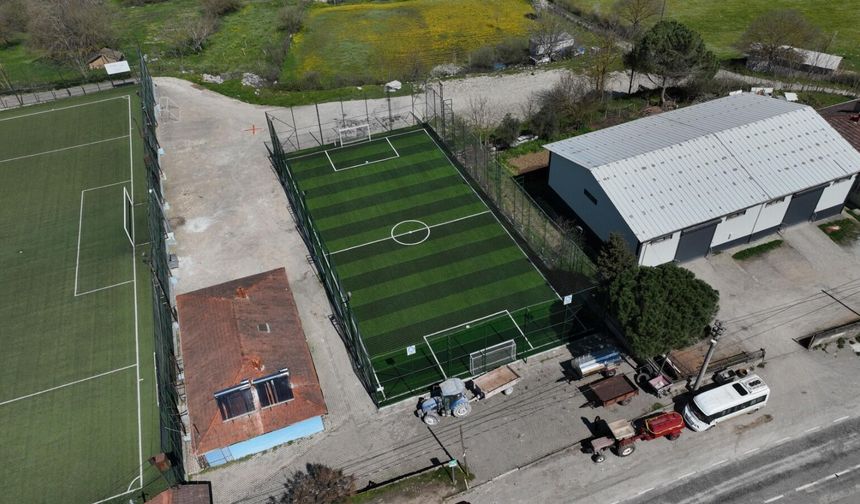 BALIKESİR'DE MAHALLELERE SPOR YATIRIMI... HALI SAHALAR YENİLENİYOR