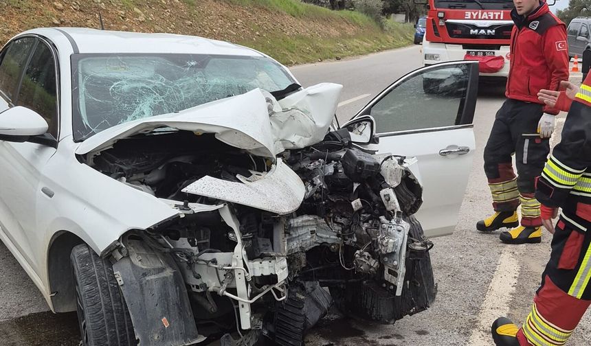 Ayvalık'ta Korkunç Kaza! Otomobil MOBESE Direğine Çarptı: Baba ve 2 Çocuğu Yaralı!