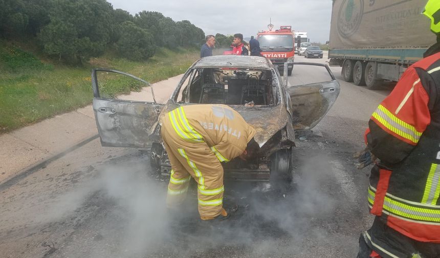 Bandırma Yolunda Facianın Eşiğinden Dönüldü! Alev Alan Araç Ekiplerce Söndürüldü!