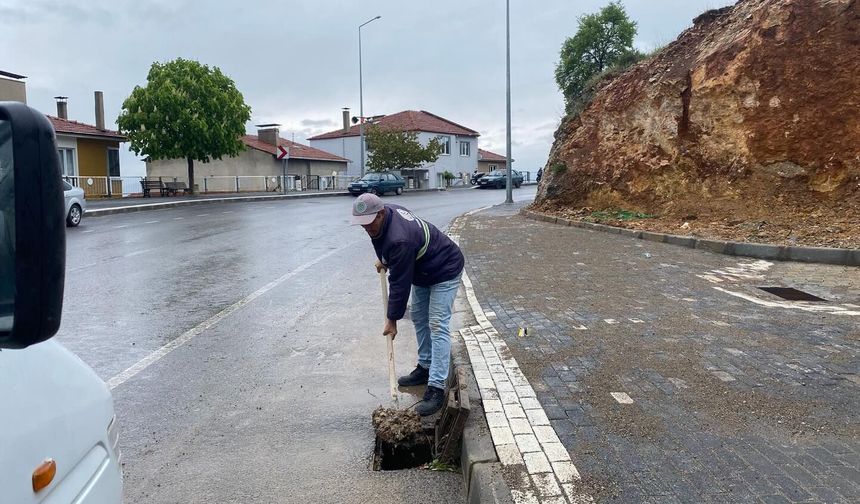 Dursunbey’de Yağış Mesaisi: Ekipler Su Taşkınlarına Karşı Sahada