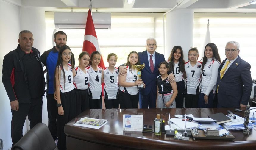 Burhaniye Belediyespor'dan Başkan Deveciler'e Şampiyonluk Ziyareti